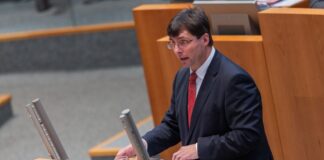 In einer Grundsatzdebatte über den Landeshaushalt 2026 verteidigt Nordrhein-Westfalens Finanzminister Marcus Optendrenk neue Schulden. 