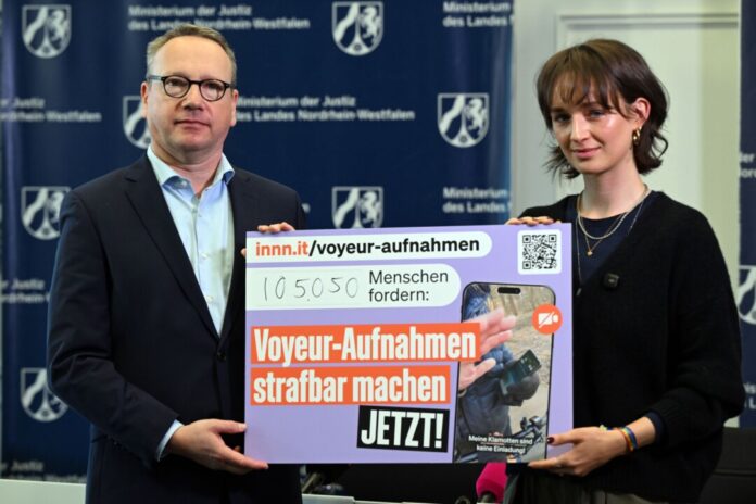 Nach heimlichem Po-Video: NRW will Strafen für Voyeur-Bilder Benjamin Limbach und Yanni Gentsch. Nordrhein-Westfalen will sich in der anstehenden Justizministerkonferenz der Länder nachdrücklich für Strafen bei heimlichen voyeuristischen Aufnahmen und sexistischer Anmache auf offener Straße einsetzen. (Archivfoto)