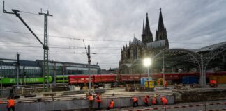 Erster Werktag ohne Regionalzüge im Kölner Hauptbahnhof Zehn Tage lang sind Arbeiter nun an der Strecke rund um den Kölner Hauptbahnhof beschäftigt. Unter anderem werden Weichen und Oberleitungen erneuert. (Archivfoto)