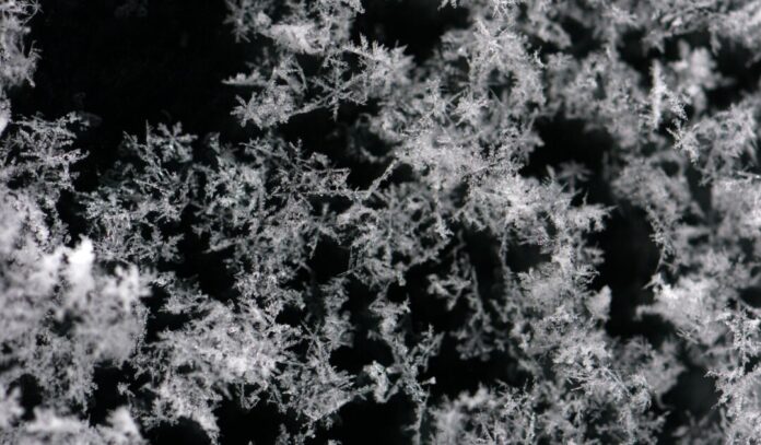 Erste Schneeflocken im Sauerland Nach einem kalten Start in die neue Woche sind im Sauerland die ersten Schneeflocken gefallen. (Symbolbild)