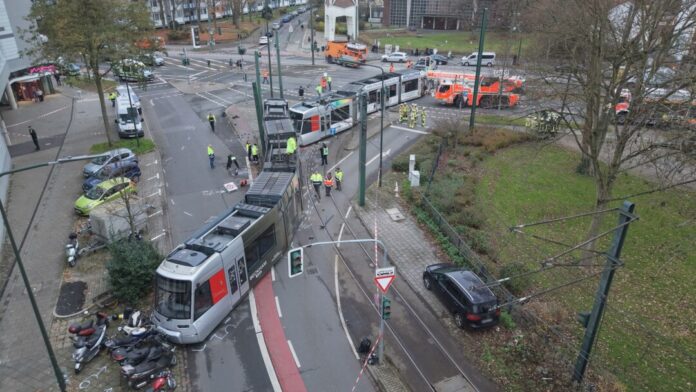 Die Straßenbahn wurde in der Mitte auseinandergerissen.