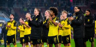 Hauptsache gewonnen: Dortmunds Spieler nach dem 1:0 in Augsburg vor ihren mitgereisten Fans. 