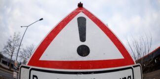 Bahnstrecke in Köln wegen Bombenentschärfungen gesperrt In Köln müssen zwei Weltkriegsbomben entschärft werden. Das hat Auswirkungen auf den Bahnverkehr. (Symbolbild)