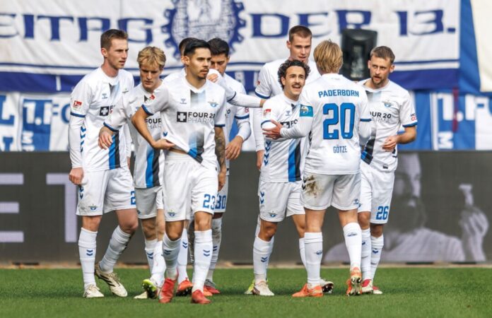 1. FC Magdeburg - SC Paderborn 07 Sebastian Klaas (r, SC Paderborn 07) jubelt mit Teamkollegen nach seinem Treffer zum 1:0.