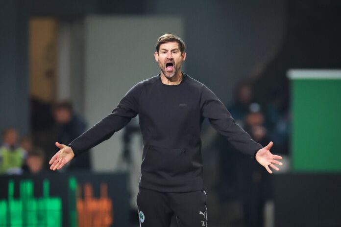 SpVgg Greuther Fürth - Preußen Münster Fürths Trainer Thomas Kleine in Aktion am Spielfeldrand.