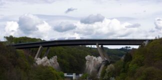 Die Rahmede-Talbrücke der A45 musste wegen schwerer Schäden kurzfristig gesperrt und schließlich abgerissen werden. (Archivbild)