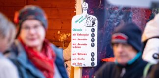 Viele Betreiber von Glühweinständen in Nordrhein-Westfalen stehen in diesem Jahr nach Angaben des Schaustellerverbandes finanziell unter Druck.