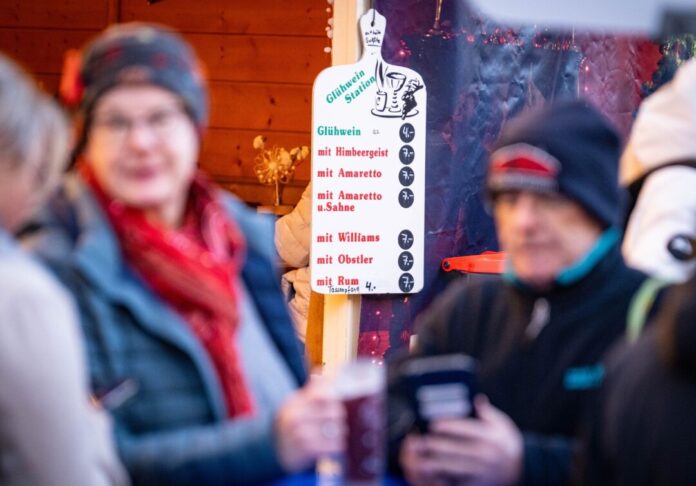 Glühweinpreise auf dem Bonner Weihnachtsmarkt Viele Betreiber von Glühweinständen in Nordrhein-Westfalen stehen in diesem Jahr nach Angaben des Schaustellerverbandes finanziell unter Druck.