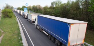 Weil es zu wenig Stellplätze gibt, parken Lkw immer wieder illegal. (Archivbild)