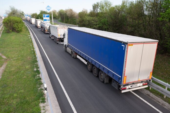 Lkw-Parkplätze auf Autobahn Weil es zu wenig Stellplätze gibt, parken Lkw immer wieder illegal. (Archivbild)