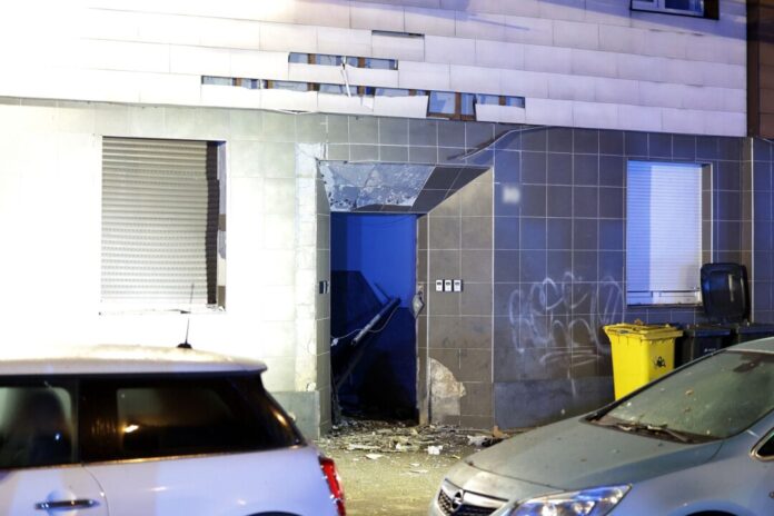 Ermittler finden Hinweise auf einen Sprengsatz. 