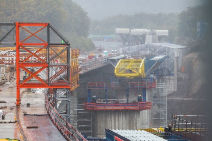 Opposition: Gefahr durch unkontrollierte Schwertransporte Wegen schwerer Schäden musste die marode alte Rahmede-Talbrücke kurzfristig gesperrt und schließlich durch einen Neubau ersetzt werden. (Archivbild)