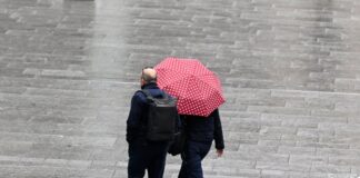 Ein Regenschirm ist am Wochenende eine gute Idee.