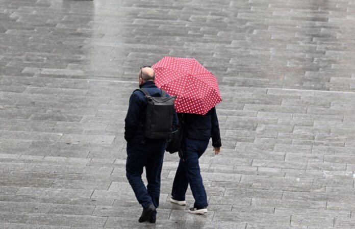 Ein Regenschirm ist am Wochenende eine gute Idee.