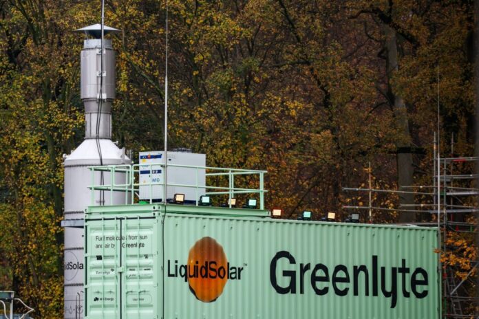 Inbetriebnahme Versuchsanlage zur Methan Herstellung Die Firma Greenlyte hat in Duisburg jetzt eine Anlage in Betrieb genommen, die in einem aufwendigen Verfahren mit klimaneutral erzeugtem Strom aus Luft und Wasser künstliches Erdgas produziert.