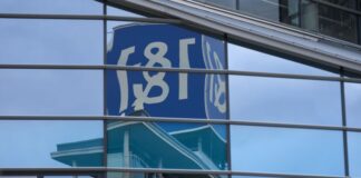 Das Logo vom 1&1 an der Firmenzentrale in Montabaur im Westerwald.