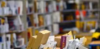 Briefe und Päckchen liegen in einem Zustellstützpunkt der Post - zuletzt transportierte der Postdienstleister mehr Briefe als gedacht. (Archivbild)