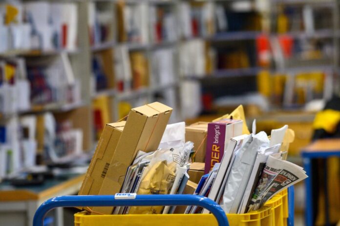 Post-Zustellstützpunkt Briefe und Päckchen liegen in einem Zustellstützpunkt der Post - zuletzt transportierte der Postdienstleister mehr Briefe als gedacht. (Archivbild)