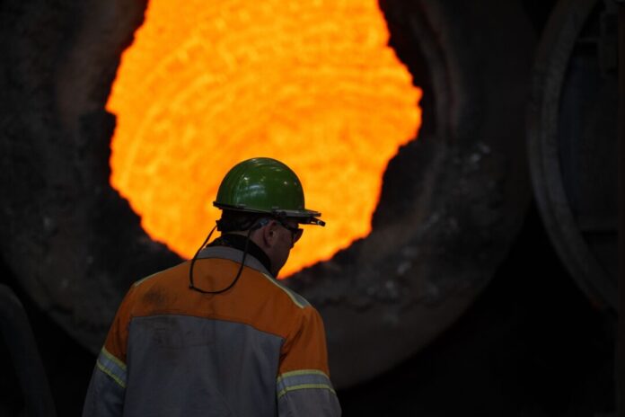 Branche in der Krise: Gestiegene Energiepreise, Billigimporte vor allem aus China, Kosten für den Umbau hin zu einer klimafreundlicheren Stahlproduktion sowie hohe US-Zölle bereiten der Stahlindustrie Probleme. (Archivbild)