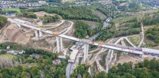 Schon im September 2025 gingen die Arbeiten an der Rahmede-Talbrücke gut voran. (Archivbild)