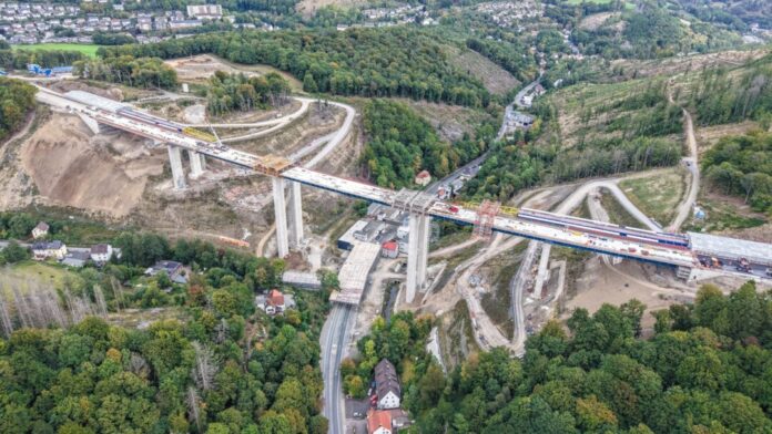 Schon im September 2025 gingen die Arbeiten an der Rahmede-Talbrücke gut voran. (Archivbild)