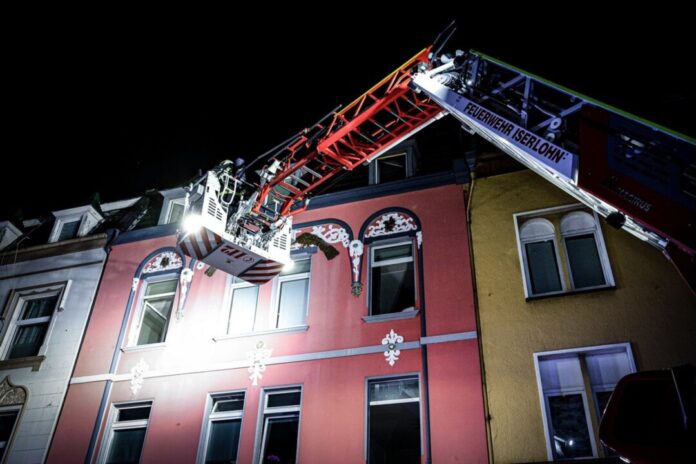 Mit einer Drehleiter hat die Feuerwehr drei Menschen aus einem brennenden Wohnhaus in Iserlohn gerettet. (Handout)