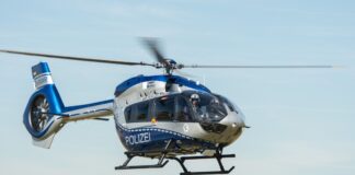 Vermisste Frau bei nächtlicher Suchaktion entdeckt Ein Polizeihubschrauber sucht in der Nacht nach einer vermissten Frau in Mönchengladbach. (Symbolbild)