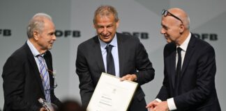 Dietz, Neid und Fitschen neue Ehrenspielführer beim DFB Bernard Dietz (l) wird von Jürgen Klinsmann und DFB-Präsident Bernd Neuendorf für die Ernennung zum Ehrenspielführer gratuliert.