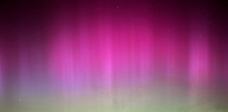 Ein heftiger Sonnensturm hatte bereits in der Nacht zu Mittwoch für Polarlichter bis weit in den Süden gesorgt - wie hier im Schwarzwald. 