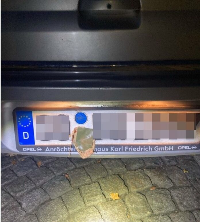 Hat sich da Laub am Kennzeichen verfangen? Ein zweiter Blick zeigt: Das Blatt wurde aufgeklebt.