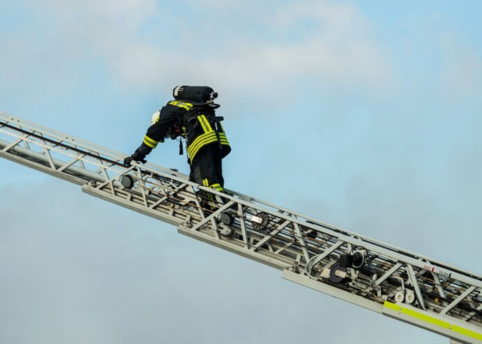 Feuerwehr im Einsatz Mit der Drehleiter hat die Feuerwehr einen entflogenen Papagei vom Dach eines Hauses in Bocholt geholt. (Symbolbild)