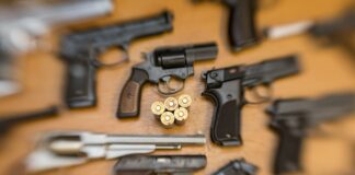 Ein Reisender wird am Stralsunder Hauptbahnhof mit mehreren illegal mitgeführten Waffen erwischt. (Symbolbild)