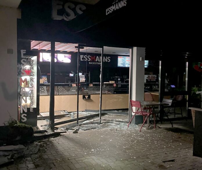 Blitzeinbruch in Bäckerei - dann Verfolgungsjagd mit Polizei Mit einem Auto fuhren die beiden Männer in die Bäckerei.