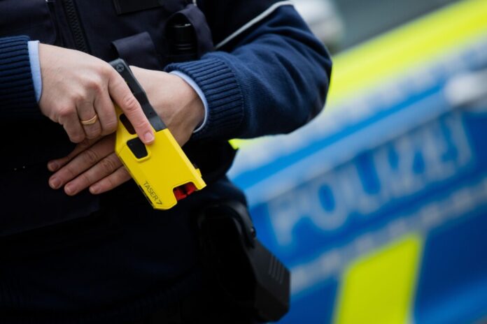Einsatz von Tasern Ein Polizeibeamter demonstriert einen Taser. (Symbolbild)
