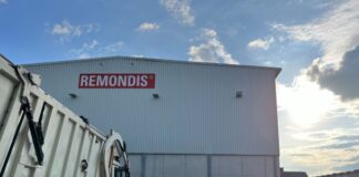 Müllfahrzeug und Container vor einer Remondis-Halle - das Abfallunternehmen ist in vielen Regionen Deutschlands sehr präsent.