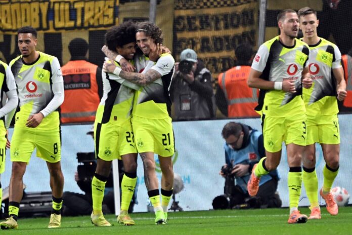 Bayer Leverkusen - Borussia Dortmund Der BVB jubelt im ersten der beiden wichtigen Duelle mit Leverkusen.