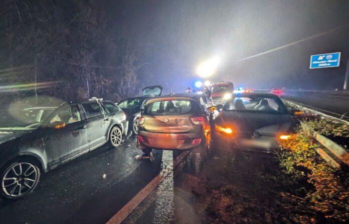 Etliche Autos sind in eine Massenkarambolage auf der A1 bei Münster verwickelt.