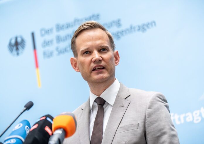 Drogenbeauftragter Streeck findet Haftbefehl-Doku «berührend» Der Bundesdrogenbeauftragte Hendrik Streeck findet es mutig von Rapper Haftbefehl, sich offen in einer Doku zu seinen Drogenproblemen zu äußern. (Archivbild)