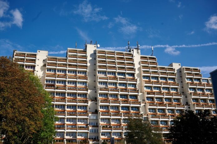 Der Wohnungskomplex «Hannibal» in Dortmund wurde vor über acht Jahren wegen Brandschutzmängeln innerhalb von Stunden geräumt. Laut dem Oberverwaltungsgericht war das nicht rechtens. (Archivbild)