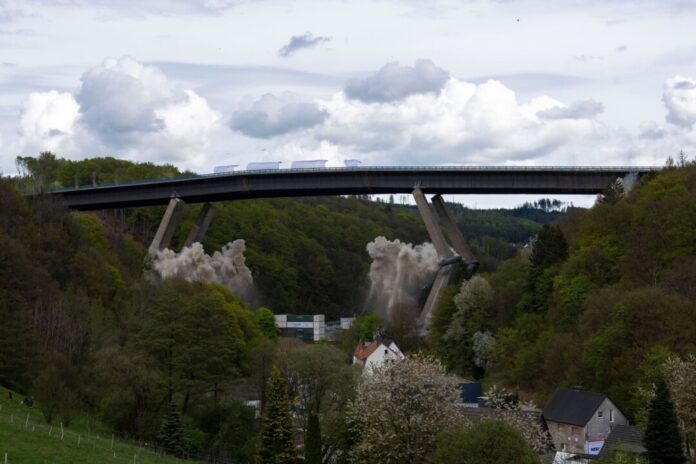 Sprengung der alten Rahmede-Talbrücke Die Rahmede-Talbrücke der A45 musste wegen schwerer Schäden kurzfristig gesperrt und schließlich abgerissen werden.