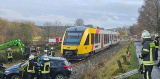 Regionalzug schleift Auto 200 Meter mit – Fahrer verletzt Der Autofahrer kam verletzt ins Krankenhaus. Zugführer und Insassen blieben bei dem Zusammenstoß unverletzt.