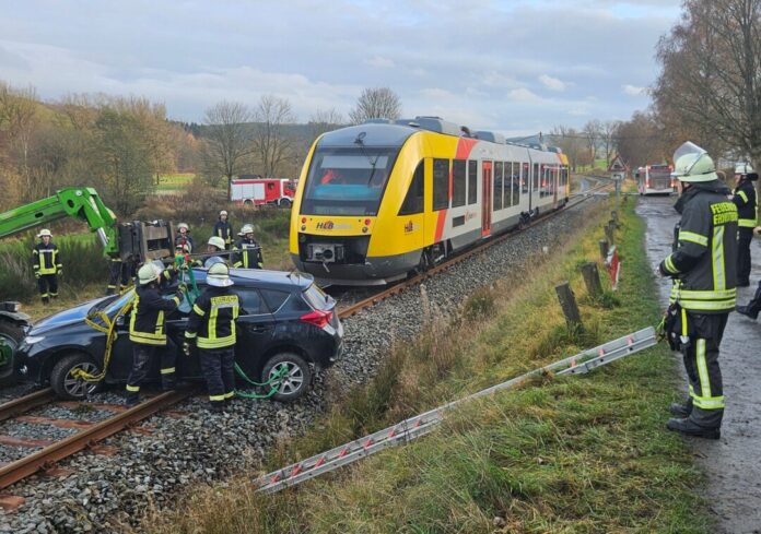 Regionalzug schleift Auto 200 Meter mit Der Autofahrer kam verletzt ins Krankenhaus. Zugführer und Insassen blieben bei dem Zusammenstoß unverletzt.