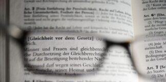 Auf dem Papier sind alle gleichberechtigt - in der Praxis gibt es hingegen noch viel Korrekturbedarf. (Symbolbild)