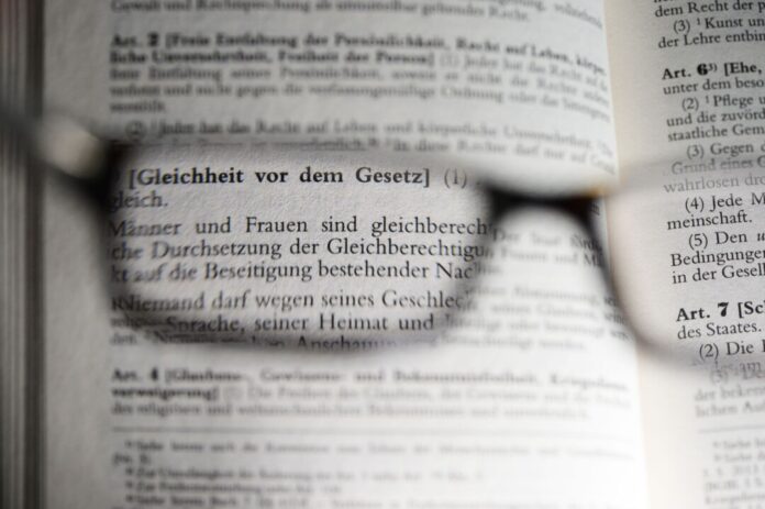 Auf dem Papier sind alle gleichberechtigt - in der Praxis gibt es hingegen noch viel Korrekturbedarf. (Symbolbild)