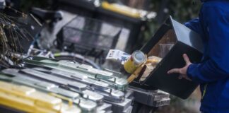 Ab in die Tonne: Die Menge ist an Müll ist groß, die die Bürger durch ihr Konsumverhalten erzeugen.