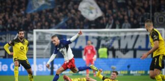 Hamburgs Miro Muheim gewinnt den Zweikampf gegen den Dortmunder Pascal Groß.