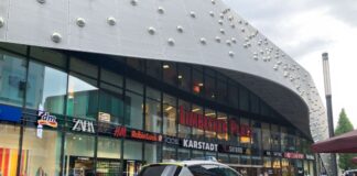 Die Drohmails des «Schweinetreffs»: Polizei hebt Gruppe aus Die Drohmails lösten große Polizeieinsätze aus - etwa im Mai 2024 in Essen. (Archivbild)