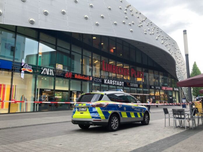 Polizei räumt Einkaufszentrum nach Drohung Die Drohmails lösten große Polizeieinsätze aus - etwa im Mai 2024 in Essen. (Archivbild)