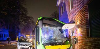 Linienbus kracht gegen Hauswand – mehrere Verletzte Der Unfall hinterließ eine Spur der Verwüstung.
