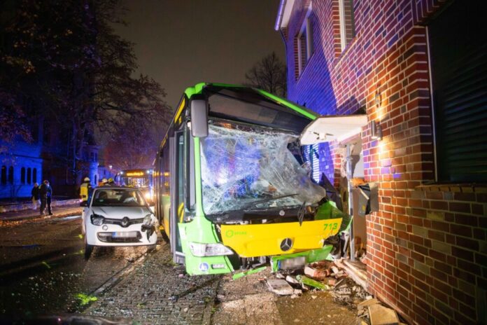 Bus kracht in Hauswand - mehrere Verletzte Der Unfall hinterließ eine Spur der Verwüstung.
